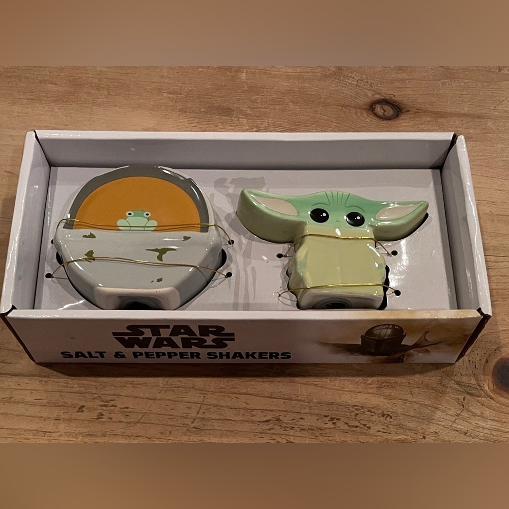 NIB Lucas Films Star Wars Baby Yoda Grogu Salt & Pepper Set